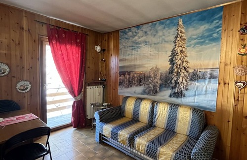 Ventasso House | Holiday Home 'Passeggiando Nel Verde' with Lake View & Balcony