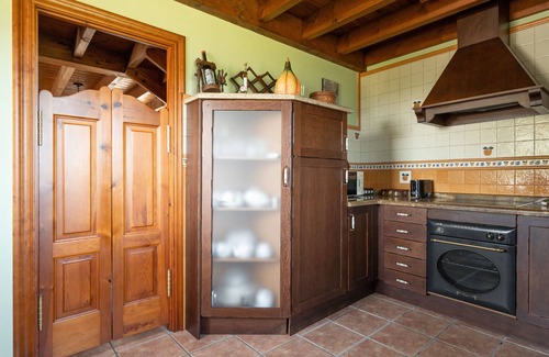 Pilona House | Holiday Home 'Paz Y Tranquilidad' with Mountain View, Shared Terrace and Wi-Fi