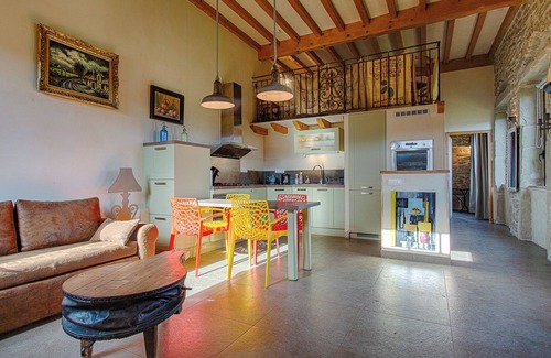 Peyrins House | Holiday Home 'Petit Gte De La Renaissante' with Private Terrace, Wi-Fi and Air Conditioning
