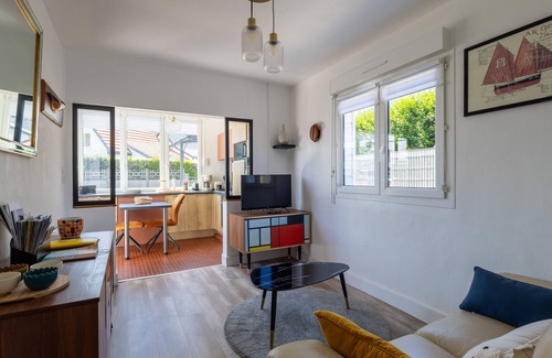 Tregastel House | Holiday Home 'Petite Maison Cosy' with Private Terrace and Wi-Fi