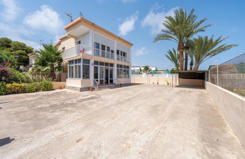 Benicarlo House | Holiday Home 'Planta Baja La Malvarrosa' with Sea View, Private Terrace and Wi-Fi
