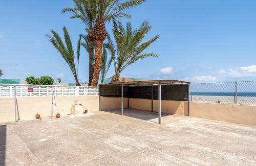 Benicarlo House | Holiday Home 'Planta Baja La Malvarrosa' with Sea View, Private Terrace and Wi-Fi
