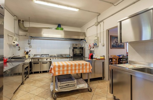 Giugnano House | Holiday Home 'Podere Calistri' with Mountain View, Wi-Fi and Air Conditioning