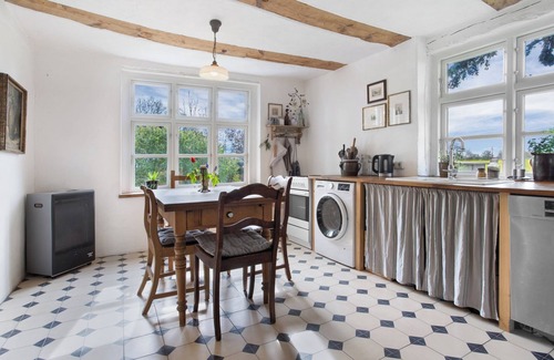 Suederholz House | Holiday Home 'Pommernhuus An De Kark' with Private Garden