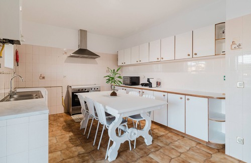 Sao Jorge de Selho House | Holiday Home 'Casa Familiar' with Mountain View, Private Terrace and Wi-Fi
