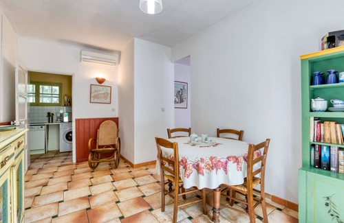 Fourques House | Holiday Home 'Réattu' with Shared Pool, Wi-Fi and Air Conditioning