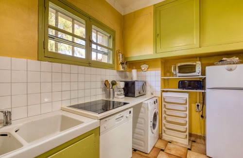 Fourques House | Holiday Home 'Réattu' with Shared Pool, Wi-Fi and Air Conditioning