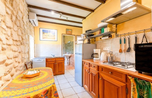 Fourques House | Holiday Home 'Réattu' with Shared Pool, Wi-Fi and Air Conditioning
