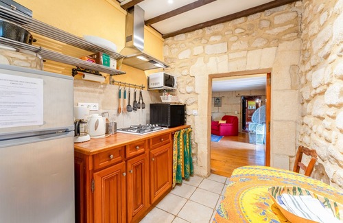 Fourques House | Holiday Home 'Réattu' with Shared Pool, Wi-Fi and Air Conditioning