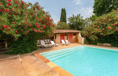 Fourques House | Holiday Home 'Réattu' with Shared Pool, Wi-Fi and Air Conditioning