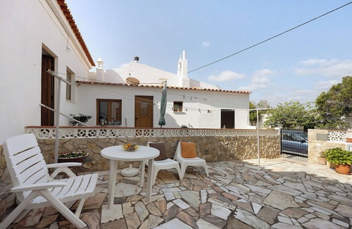 Bordeira House | Holiday Home 'Refúgio Dos Pais' with Private Terrace and Wi-Fi