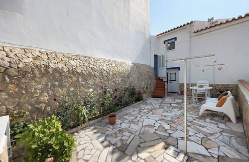 Bordeira House | Holiday Home 'Refúgio Dos Pais' with Private Terrace and Wi-Fi