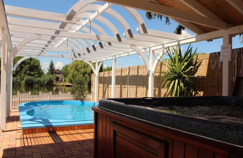 Bekesszentandras House | Holiday home right on the river with pool
