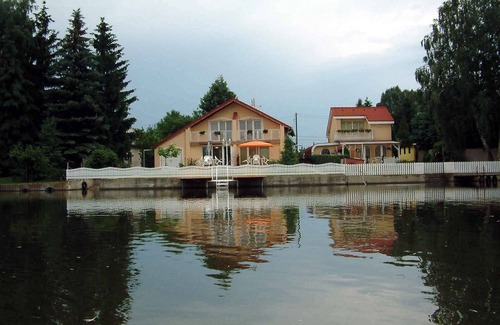 Bekesszentandras House | Holiday home right on the river with pool