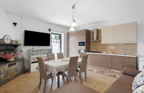 Terzigno House | Holiday Home 'Rita Al Vesuvio' with Mountain View, Private Terrace and Private Garden
