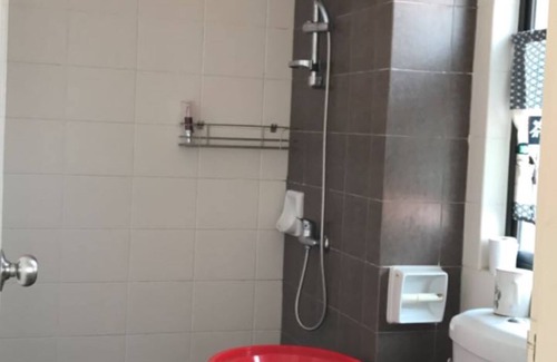 Pelabuhan Klang House | Holiday Home Room To Let