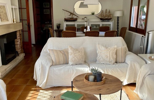 Mont-Ras House | Holiday Home 'Rocaclara' with Private Pool, Private Garden and Wi-Fi