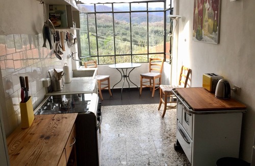 Dolcedo House | Holiday Home 'Romantisches Casa Limone' with Sea View, Private Terrace and Wi-Fi