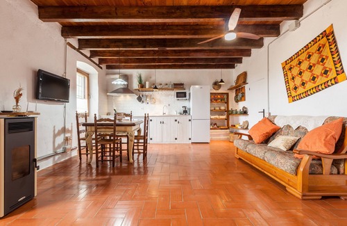 Castellet i la Gornal House | Holiday Home 'Romegosa Benestar' with Mountain Views, Wi-Fi and Air Conditioning