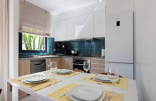 Bernarda House | Holiday Home 'Rooftop Retreat' with Sea View, Wi-Fi and Air Conditioning