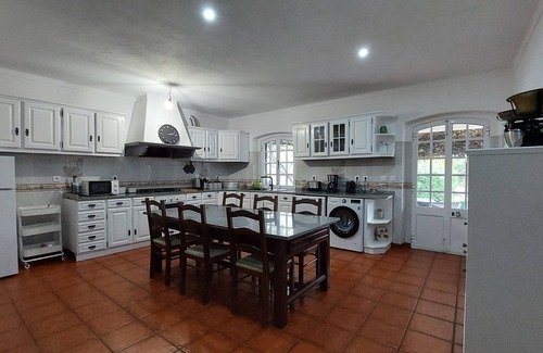 Alcacovas House | Holiday Home 'Rota Do Viajante' with Private Pool, Wi-Fi and Air Conditioning