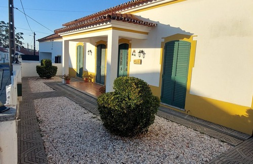 Alcacovas House | Holiday Home 'Rota Do Viajante' with Private Pool, Wi-Fi and Air Conditioning