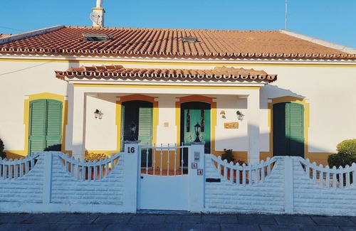 Alcacovas House | Holiday Home 'Rota Do Viajante' with Private Pool, Wi-Fi and Air Conditioning