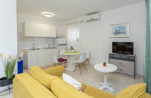 Gornji Karin House | Holiday Home Sanda - Four Bedroom Holiday Home with Terrace