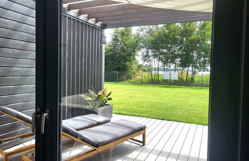 Muldestausee House | Holiday Home 'Schlossterrassen 8b' with Lake View, Private Terrace and Wi-Fi