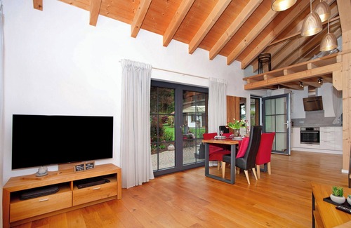 Dietmannsried House | Holiday Home 'Schorenmoos Lodge' with Private Terrace, Private Garden and Wi-Fi