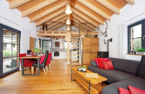 Dietmannsried House | Holiday Home 'Schorenmoos Lodge' with Private Terrace, Private Garden and Wi-Fi