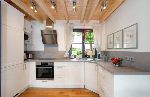 Dietmannsried House | Holiday Home 'Schorenmoos Lodge' with Private Terrace, Private Garden and Wi-Fi