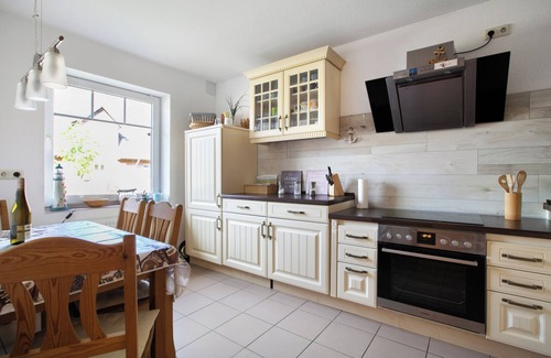 Klanxbuell House | Holiday Home 'Schwalbennest' with Private Terrace, Private Garden and Wi-Fi