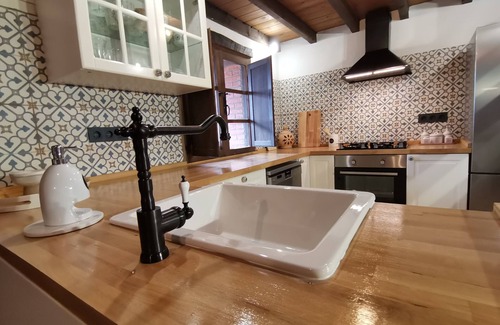 Pivierda House | Holiday Home 'Sira' with Mountain View, Private Terrace and Wi-Fi