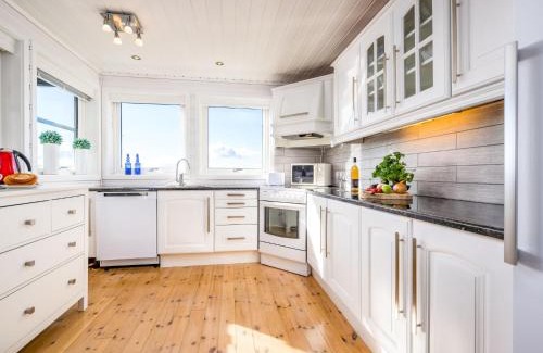 Lammetu House | Holiday Home Sjøbuvågen by Interhome