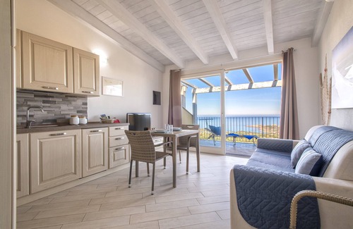 Paduledda House | Holiday Home 'Sky View' with Sea View, Shared Pool and Air Conditioning