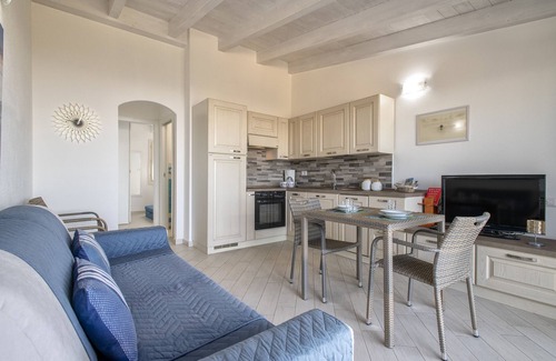 Paduledda House | Holiday Home 'Sky View' with Sea View, Shared Pool and Air Conditioning