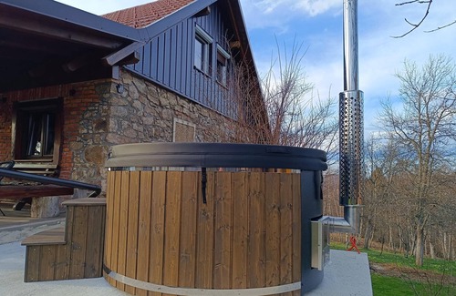 Skrad Cottage | Holiday Home Sleme with jacuzzi, big garden and fireplace