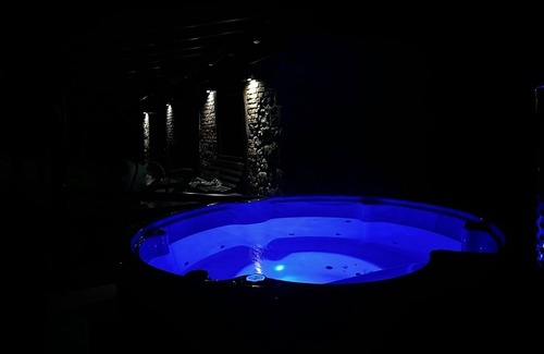 Skrad Cottage | Holiday Home Sleme with jacuzzi, big garden and fireplace