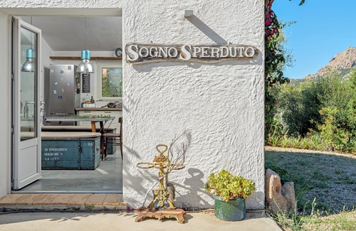 Olbia House | Holiday Home 'Sogno Sperduto In Sardinia' with Mountain View, Wi-Fi and Air Conditioning
