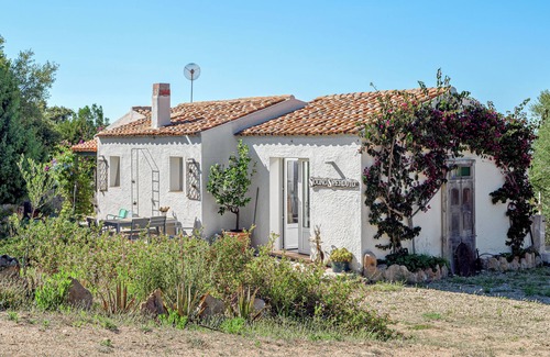 Olbia House | Holiday Home 'Sogno Sperduto In Sardinia' with Mountain View, Wi-Fi and Air Conditioning