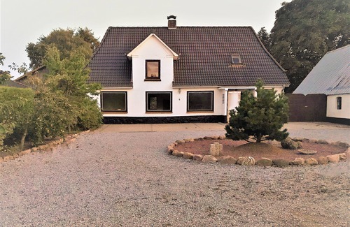 Janneby House | Holiday Home 'Sonnenschein' with Private Terrace, Private Garden and Wi-Fi