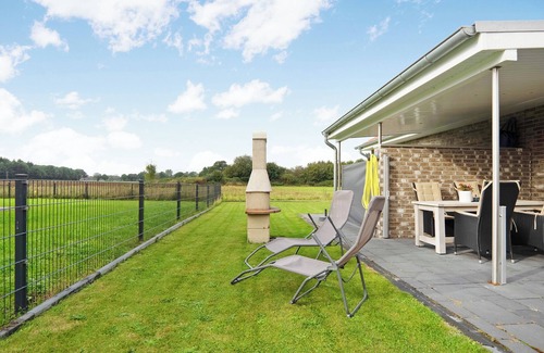 Geeste House | Holiday Home "Speicherhäuschen Maren" with Private Terrace & Wi-Fi