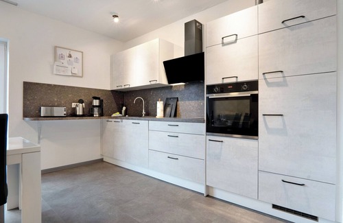 Geeste House | Holiday Home "Speicherhäuschen Maike" with Private Garden & Wi-Fi