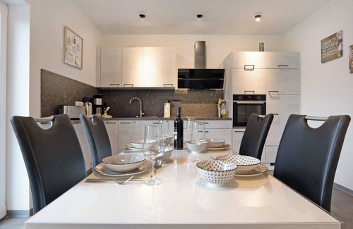 Geeste House | Holiday Home "Speicherhäuschen Maike" with Private Garden & Wi-Fi