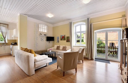 Schlagsdorf House | Holiday Home 'Starenhof' with Private Terrace, Private Garden and Wi-Fi