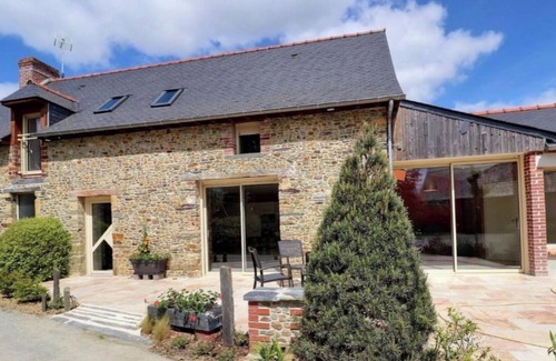 Amanlis House | Holiday Home 'Studio' with Private Terrace and Wi-Fi