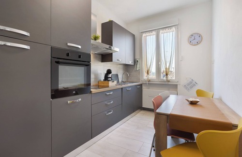 Pavia House | Holiday Home 'Suite Ponte Vecchio' with Wi-Fi and Air Conditioning