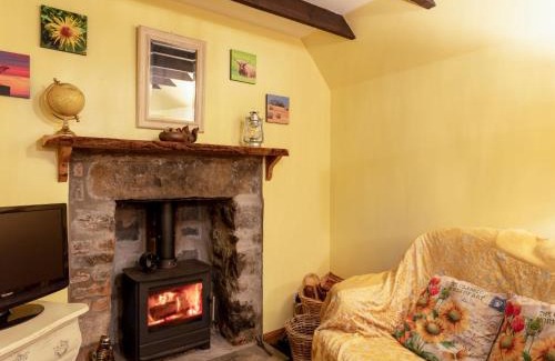 Aberchirder House | Holiday Home Sunflower Cottage by Interhome