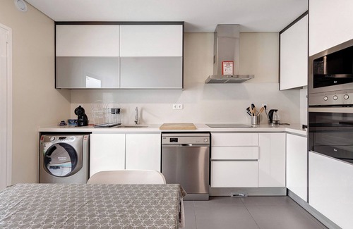 Seixal House | Holiday Home 'Sunset' with Private Pool, Wi-Fi and Air Conditioning